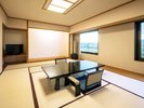 窓の外には清流北上川。和室は、ゆったりとした畳のお部屋で、最大6名様までご利用いただけます