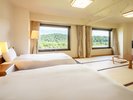 和洋室は、幅100cmのベッド2台とお布団で、1〜6名様までご利用いただけるお部屋です