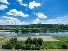 ホテル前の北上川を望む贅沢な立地。水面に映る光や川の流れを眺めながら、穏やかな滞在をお楽しみください