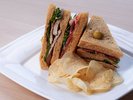 【ランチ&ディナーメニュー】花巻産白金豚ベーコンのクラブハウスサンド ー香ばしいベーコンの旨味を堪能