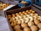 ベーグルやマフィン、国産小麦のパンなど多彩にご用意。選ぶ楽しさで旅の朝をちょっと贅沢に
