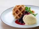 【ランチ&ディナーメニュー】ワッフル プレミアムバニラアイス添えーサクッと香ばしい贅沢スイーツ