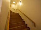 【脱衣場階段】1階脱衣場から15段ほどの階段を昇り、大浴場がございます。