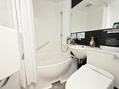 バスタブ・洗面台・トイレが一体となった清潔感のあるユニットバス(デラックスルーム)