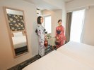 東向きの窓から自然光が差し込む明るい室内(エグゼクティブツインルーム)