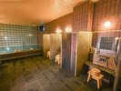 お隣の方を気にせず、ご利用いただける仕切り付きの洗い場スペース