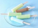 色とりどりのアイスキャンディーからお好きな味をお選びください