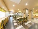 明るく開放的な朝食コーナーで、気持ちの良い一日のスタートを