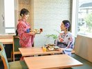 和の趣あふれる明るい店内で旬の食材を使った朝ごはんを ※館内着は作務衣タイプをご用意しております