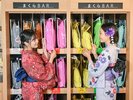 「まくらBAR」でお好みの枕を選ぶのも楽しみのひとつ ※館内着は作務衣タイプをご用意しております