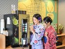 ロビーのコーヒー&抹茶サービスで癒しの時間を満喫! ※館内着は作務衣タイプをご用意しております