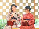 お気に入りの一杯を手に、笑顔がこぼれるひととき※館内着は作務衣タイプをご用意しております