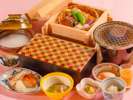 箱根の伝統工芸「寄木」を使った箱に目を奪われる朝食の演出も愉しみの一つ。