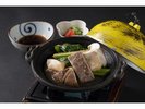 【別注:彩り野菜厚木椎茸の山海陶板焼き】国産和牛とホタテも一緒に玉ねぎベースのタレでご賞味あれ。