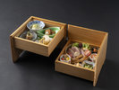 【部屋食】箱根の名産「寄木細工」を使用した容器に、前菜を盛り付け