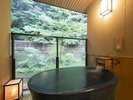 【露天風呂付DXダブル】マッサージチェアが備わった客室。日頃の疲れをリフレッシュ。