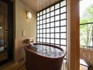 【温泉露天風呂付和洋室】畳に布団を敷いて3名での宿泊も可能。