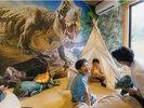 壁一面には迫力満点の恐竜!!お部屋の中にテント!?
