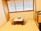コンフォートルーム:小上がりの畳でゆっくりお寛ぎくださいませ。
