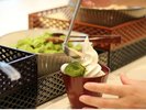 【無料】アフタヌーンサービス:ソフトクリームを自分好みにアレンジしてお好みのパフェが楽しめます♪