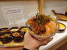 オリジナルの海鮮丼をお楽しみください!鰻・海老・いくらなど、朝から豪華に♪