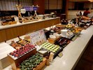 朝食会場は清潔感と、京都らしさを意識。スタッフ手書きのメニュー表が見どころです!