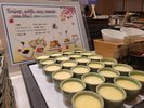 自家製プリンは料理長のイチオシメニュー。沢山のソースでお召し上がりください!