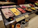 外せない定番洋食メニューもご用意!ハムチーズや、冷製おばんざいが多種並びます。