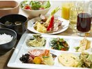 『焼き立てパンとごちそう野菜の朝ごはん』をコンセプトに、野菜の本来の美しさを引き出した朝食をご用意