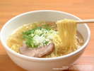 函館のラーメンは、透明スープに柔らか細麺、具はシンプルで飽きのこない塩味が特徴。ぜひ一度ご賞味下さい