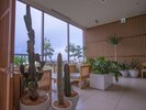 観葉植物に囲まれたフロントロビー
