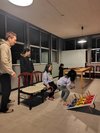 冬に行った「竹灯りと屋台祭り」の射的・輪投げの画像。夏休みにお子様向けプレイルームを開放します。