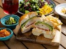 やんばるハーブ鶏と卵のベーグルサンド