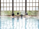 自然に囲まれた半露天風呂でリラックス