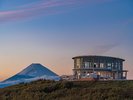 空気が澄む季節の夕方には、美しいシルエットの富士山と、茜色に染まる空のグラデーションが広がります。