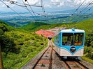 森の駅箱根十国峠2階にある「十国峠 山麓駅」と展望台のある山頂の「十国峠 山頂駅」を結ぶケーブルカー。