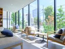 【1F】ラウンジ (Hito Yasumi) 大きな観光マップ、築地を学べるライブラリー等、楽しむコンテンツをご用意