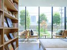 【1F】ラウンジ (Hito Yasumi) 大きな観光マップ、築地を学べるライブラリー等、楽しむコンテンツをご用意