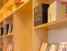 【1F】ラウンジ (Hito Yasumi) 大きな観光マップ、築地を学べるライブラリー等、楽しむコンテンツをご用意
