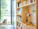 【1F】ラウンジ (Hito Yasumi) 大きな観光マップ、築地を学べるライブラリー等、楽しむコンテンツをご用意