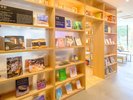 【1F】ラウンジ (Hito Yasumi) 大きな観光マップ、築地を学べるライブラリー等、楽しむコンテンツをご用意