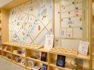 【1F】ラウンジ (Hito Yasumi) 大きな観光マップ、築地を学べるライブラリー等、楽しむコンテンツをご用意