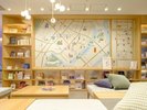 【1F】ラウンジ (Hito Yasumi) 大きな観光マップ、築地を学べるライブラリー等、楽しむコンテンツをご用意