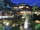 夜の庭園でゆったりと散策をどうぞ