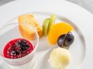 夕食コース共通(2026秋)ベリーソースをのせたヨーグルトムース他
