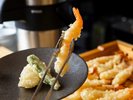 ライブコーナーでの揚げたて天ぷらが大好評♪ ※夕食バイキングの一例