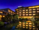 ライトアップした庭園とホテル外観
