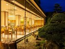 庭園からレストランを望む