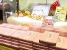売店での人気菓子コーナー