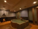 『碧の湯』2〜4名様向け デザイナーズ貸切風呂です。館内一の広さです。